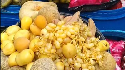 الكيلو بـ 50 جنيه.. إقبال المواطنين على شراء الفواكه المخللة بالمنوفية| بث مباشر