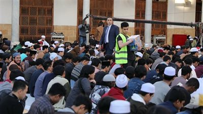 تقديم 5 آلاف وجبة للطلاب المغتربين بمائدة إفطار بالجامع الأزهر| بث مباشر 