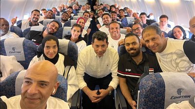 وزير الرياضة يحتفل مع أبطال البعثة المصرية الفائزة بدورة الألعاب الإفريقية خلال العودة للقاهرة