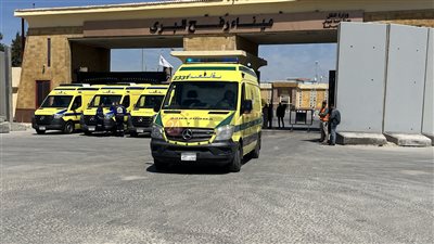 نقل 67 جريحا ومريض أورام ومرافقا فلسطينيا للعلاج في المستشفيات المصرية عبر معبر رفح