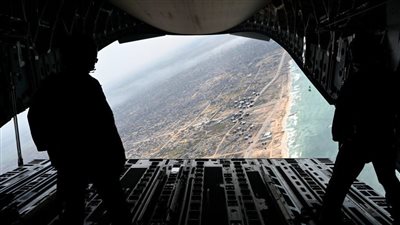 46 ألف وجبة جاهزة.. الجيش الأمريكي ينفذ إسقاطا جويا جديدا للمساعدت بشمال غزة