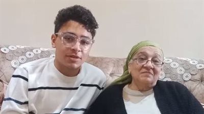 البلوجر جون ملاك صاحب فيديو جدته: تيتا بتحوشلي مصروفي عشان بسافر للجامعة | بث مباشر