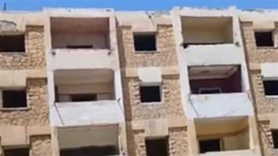 بعد توفير أماكن بديلة.. إخلاء عمارة سكنية في السويس لخطورتها على السكان| بث مباشر