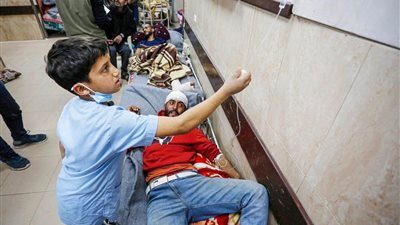 شعب الجبارين.. قصة صبي فلسطيني تخلى عن طفولته وتطوع لمساعدة الأطباء بمستشفى الأقصى | صور