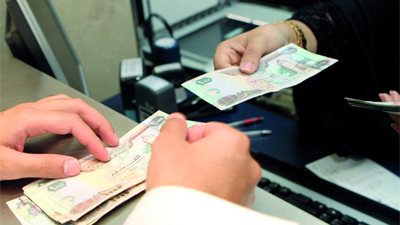 وزير كويتي سابق: مسؤولة ببنك شهير حصلت على توقيعي خلسة لتحويل 650 ألف جنيه لخالها | خاص