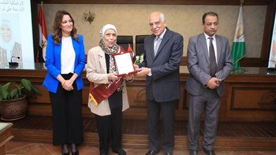 محافظ الجيزة يكرم الأمهات المثاليات على مستوى المحافظة | صور 
