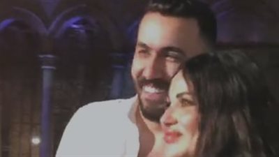 على طريقة طليقها أحمد الفيشاوي.. ندى الكامل تثير الجدل بـ قبلتها لـ زوجها الجديد 