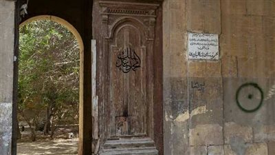 شبح الهدم يطول مقبرة رئيس وزراء مصر الأسبق.. وحفيدته: المقبرة تاريخية وبها رخام مطلي بالذهب