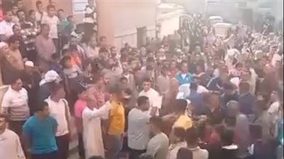 المئات يشيعون جثمان شاب قتل على يد مجهولين لسرقة توكتوك في الدقهلية | بث مباشر 