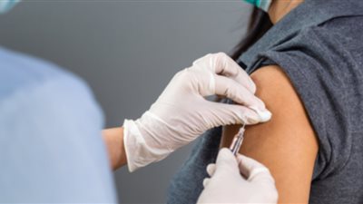 إصابة فتاة بالعمى كرد فعل تحسسي بعد الحصول على مجموعة من اللقاحات 