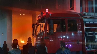 تفحم 4 سيارات في حريق جراج بمحرم بك بالإسكندرية | بث مباشر