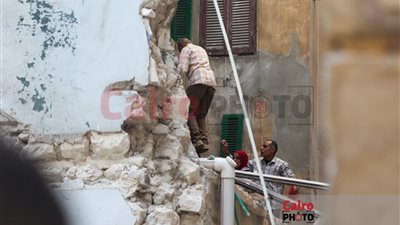 مصدر بحي وسط الإسكندرية: عقار العطارين نصفه انهار وصادر له قرارات إزالة لم تنفذ