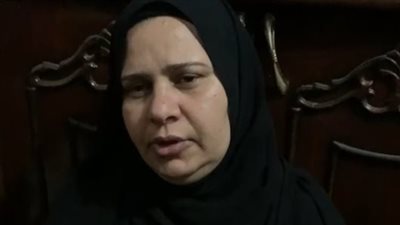 انهيار والدة المقتول على يد جيرانه بالإسماعيلية: كنا مسلفينهم 25 ألف جنيه.. وغدروا بيه ودفنوه في بيتهم | بث مباشر 