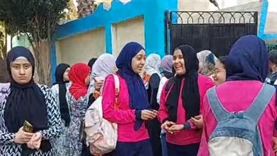 طلاب الثاني الثانوي بعد الخروج من لجان الامتحانات بالجيزة: التاريخ غير مباشر والفيزياء سهلة | بث مباشر