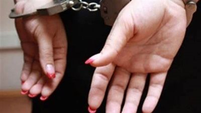 المتهمة بإنهاء حياة نجلها للإتجار بأعضائه البشرية ببورسعيد تمثل الجريمة | بث مباشر