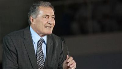 سقوط حسن مصطفى رئيس الاتحاد الدولي لكرة اليد داخل النادي الأهلي ونقله للمستشفى | بث مباشر