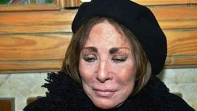 غياب لبنى عبد العزيز عن عزاء شقيقتها بالحامدية الشاذلية
