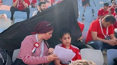 هتذاكر يعني هتذاكر.. صورة متداولة من ماتش الأهلي تثير إعجاب مستخدمي السوشيال ميديا 