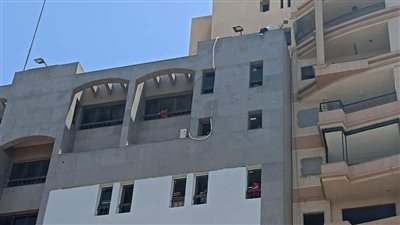 بعد الإفراج عن قاتل ابنها.. سيدة تحاول الانتحار من أعلى مجمع محاكم المنصورة| صور