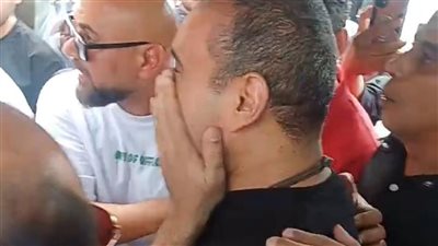 في الجنة ياما.. انهيار وصراخ محمود الليثي لحظة تشييع جثمان والدته | فيديو