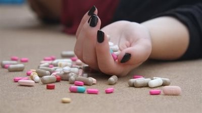 فتاة تنهي حياتها حزنًا على إصابة والدتها بمرض خطير في الفيوم | بث مباشر