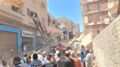 معدات ثقيلة ترفع آثار منزل الدقهلية المنهار بعد استخراج 5 جثامين و4 مصابين | بث مباشر