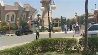المئات يشاركون في صلاة الجنازة على شقيق وزيرة الثقافة السابقة إيناس عبد الدايم بمسجد الشرطة | بث مباشر 