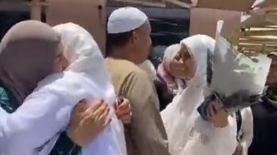 فرحة الحجاج المصريين بعد وصولهم مطار القاهرة الدولي: ربنا يرزق كل مشتاق | بث مباشر