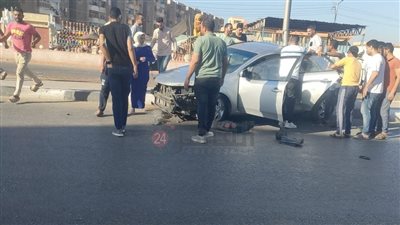 سيارة تصدم أما وطفليها خلال توقفهم على جانبي الطريق بالغربية