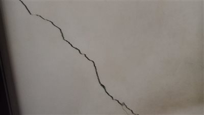 الجدران تشققت.. السكان المتضررون من عقار الإسكندرية المائل: خايفين وبنطالب بحل عاجل | صور 
