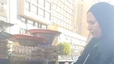 كفاح أم رحمة على عربة فول بوسط البلد: بشتغل بعد وفاة جوزي علشان أصرف على بناتي| بث مباشر