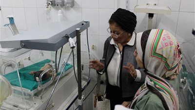 نائبة وزير الصحة تنتقد عدم توفير فرصة للرضاعة الطبيعية بحضانات مستشفى الفيوم العام