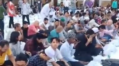 احتفالًا بيوم عاشوراء.. توزيع 6000 وجبة إفطار على الطلاب الوافدين بالجامع الأزهر | بث مباشر