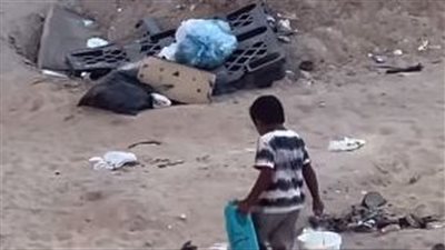 يحمل مسؤوليات أكبر من سنه.. صغير فلسطيني يعاني من أجل إيصال الماء لأسرته بغزة