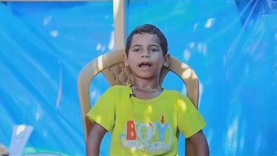 هرع ركضًا.. لقاء مع صغير فلسطيني يوثق خوفه من القصف الإسرائيلي | فيديو 