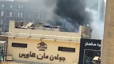 ماس كهربائي وراء حريق سطح عقار جولدن مان هاوس بوسط البلد| صور 