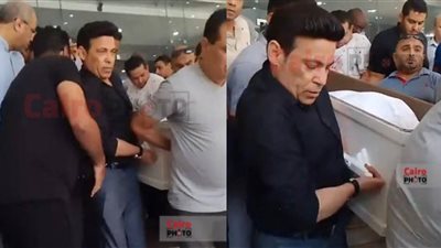 ماسك النعش.. سعد الصغير يحمل جثمان محمد أبو اليزيد إلى مثواه الأخير