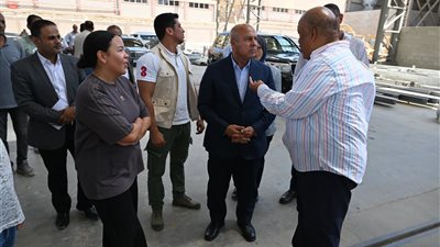 مستثمر يستوقف كامل الوزير ويعرض عليه مشكلة مصنعه.. والوزير يحلها على الفور ويؤكد: هذا هو النهج الجديد