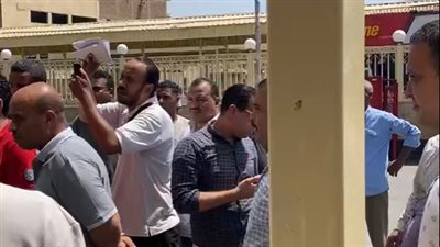 نائب محافظ الأقصر يتفقد مواقف سيارات الأجرة لمتابعة تطبيق التعريفة الجديدة│ بث مباشر 