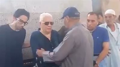 مرتضى منصور يتلقى العزاء في شقيقته بالمقابر بعد تشييع جثمانها بالدقهلية | بث مباشر 