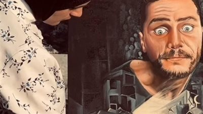 رغم الحرب وانعدام الأدوات.. فلسطينية ترسم بين الركام لتوصيل صوتها للعالم 