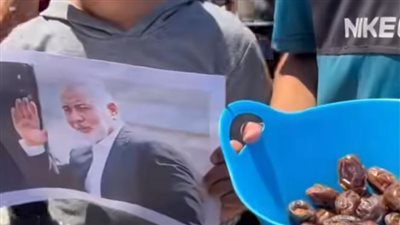 رغم انعدام الموارد.. صغار فلسطينيون يوزعون تمور صدقة على روح إسماعيل هنية