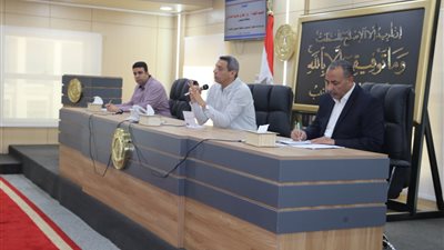 محافظ السويس يحذر أصحاب السيارات الملاكي من التحميل بالأجرة: وقف الترخيص فورًا