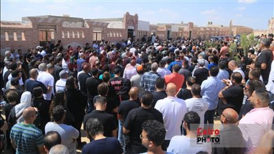 مشاهد من جنازة المنتج تامر فتحي.. تلقي العزاء أمام المقابر وانهيار الفنانين