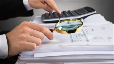 زوّروا حكما قضائيا.. إحالة سكرتير محكمة و3 محامين ساعدوا رجل أعمال في عدم سداد 7.5 مليون جنيه للمحاكمة |خاص 