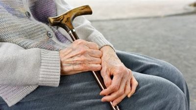 خرج للصلاة والبحث عن عمل.. وفاة مسن أمام مسجد بمحيط مول شهير بالنزهة