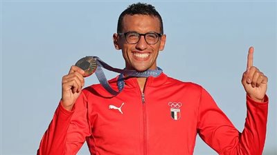 والدة أحمد الجندي: منذ اللحظة الأولى في باريس أخبرته بأنه سيحصل على ميدالية 