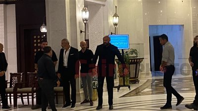 أحمد صلاح حسني يستقبل عزاء والده نجم الأهلي السابق بمسجد الشرطة 