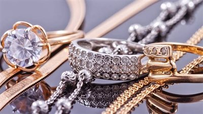 سعر الذهب عيار 21 يواصل تراجعه في الصاغة.. والفضة ترتفع 7 جنيهات 