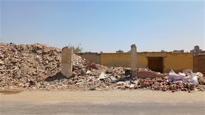 أهالي السويس يطالبون بمنع إلقاء المخلفات بالمقابر وحماية حرمة الموتى
